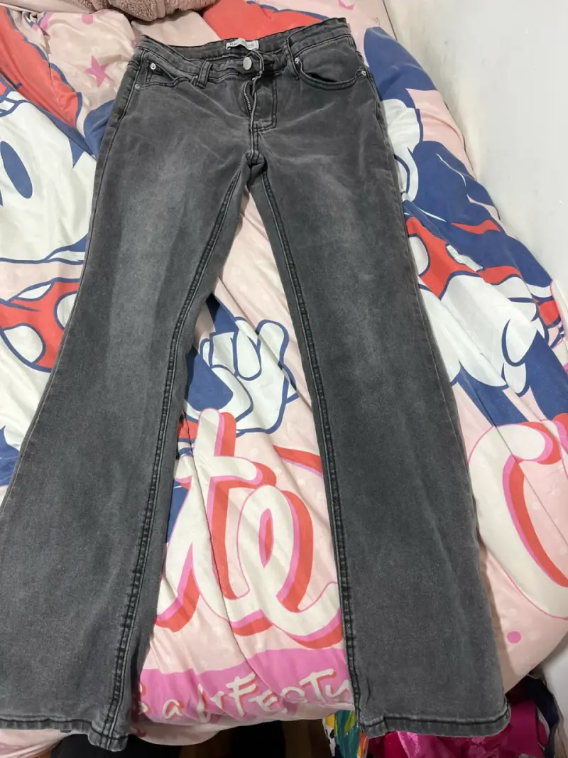 Jeans flare grises desgastados