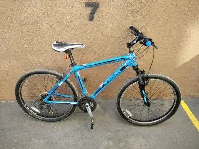 Bicicleta Trek azul en buen estado - miniatura 1