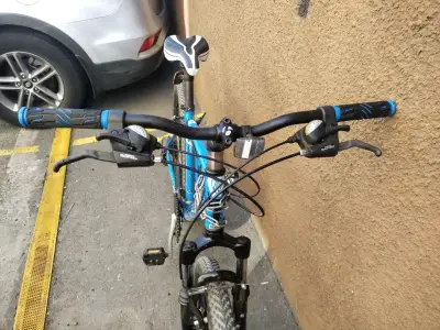 Bicicleta Trek azul en buen estado - miniatura 2