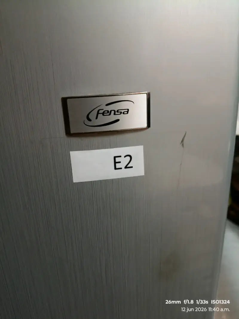 Refrigerador vertical plateado - 2