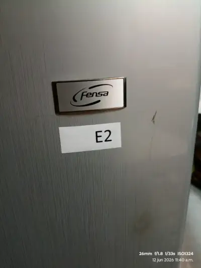 Refrigerador vertical plateado - miniatura 2