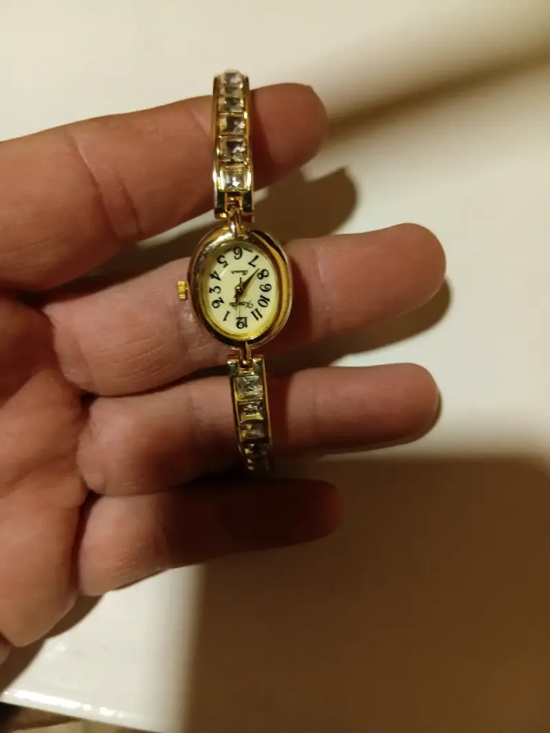 Reloj dorado con pulsera ajustable - 1