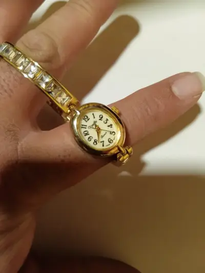 Reloj dorado con pulsera ajustable - miniatura 2