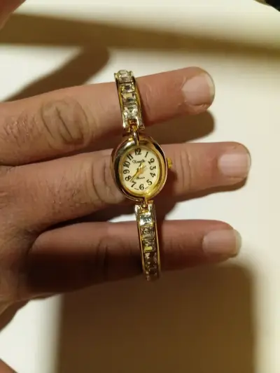 Reloj dorado con pulsera ajustable - miniatura 3