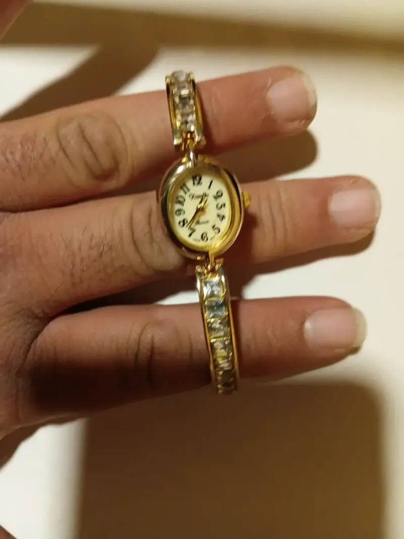 Reloj dorado con pulsera ajustable - 5