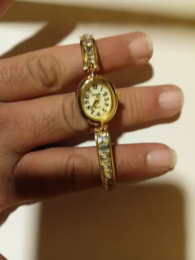 Reloj dorado con pulsera ajustable - miniatura 5