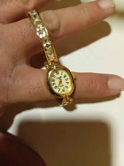 Reloj dorado con pulsera ajustable - miniatura 6