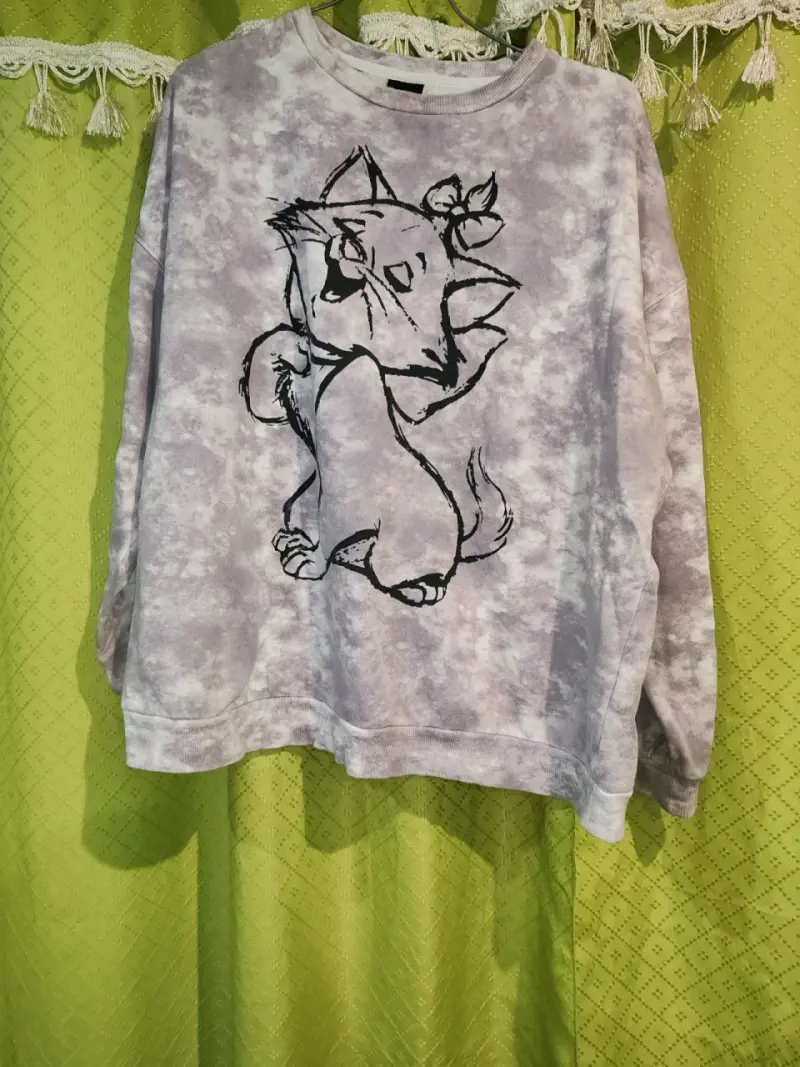 Polerón gris con diseño de gato