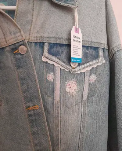 Chaqueta de mezclilla con flores - miniatura 2