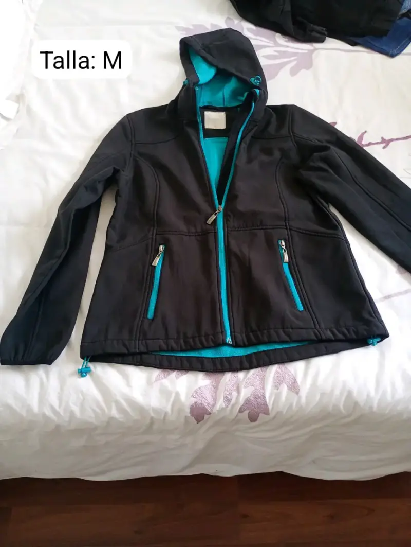 Chaqueta deportiva negra con capucha