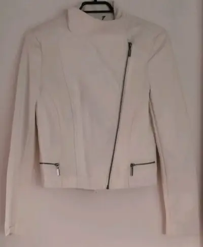Chaqueta blanca con cierre asimétrico - miniatura 2