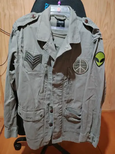 Chaqueta  verde con parches - miniatura 4