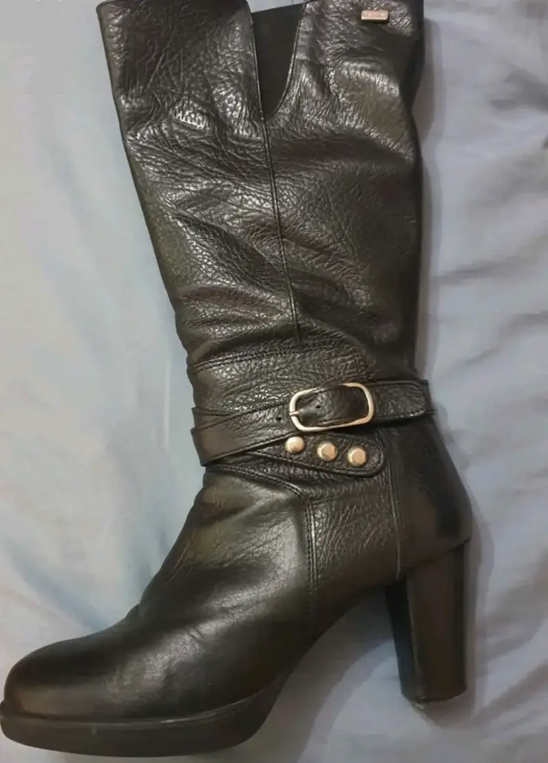 Bota alta de cuero negra Marca 16horas - 1