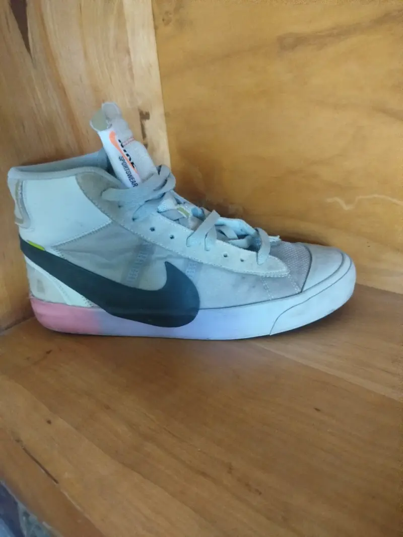Zapatilla deportiva gris y negra - 1