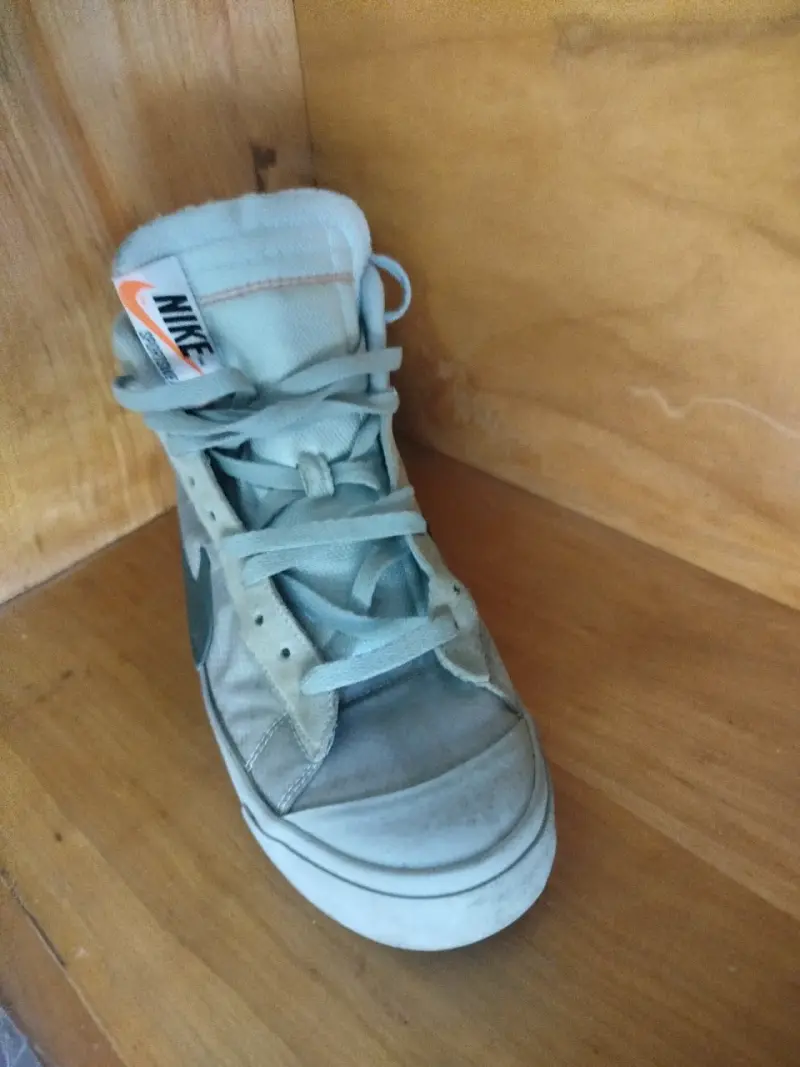 Zapatilla deportiva gris y negra - 3