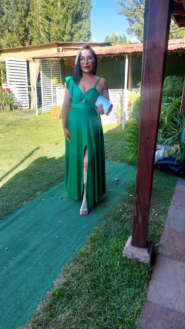 Vestido largo verde con tajo