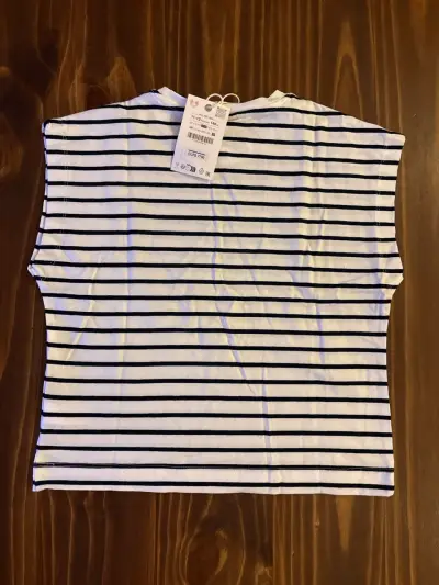 Polera a rayas blanca y negra - miniatura 3