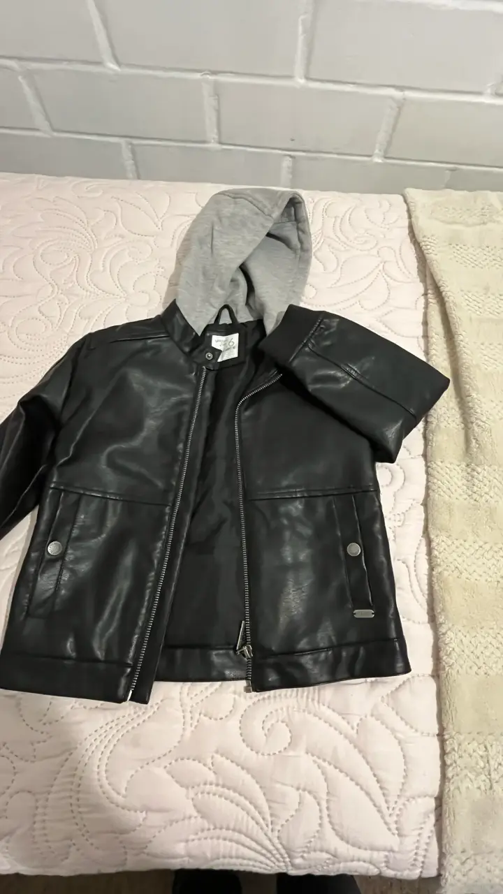 Chaqueta de cuero con capucha gris