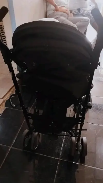 Coche de bebé negro plegable - miniatura 1