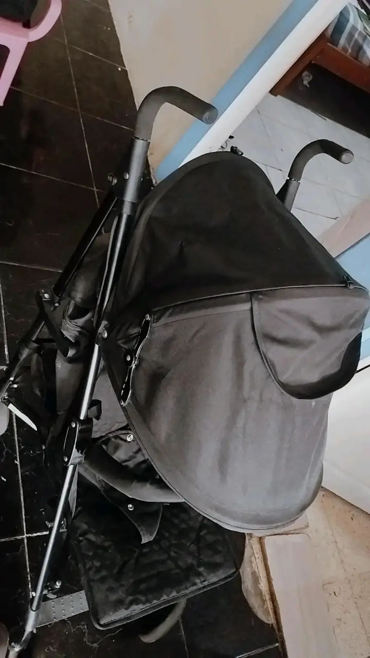 Coche de bebé negro plegable - 2