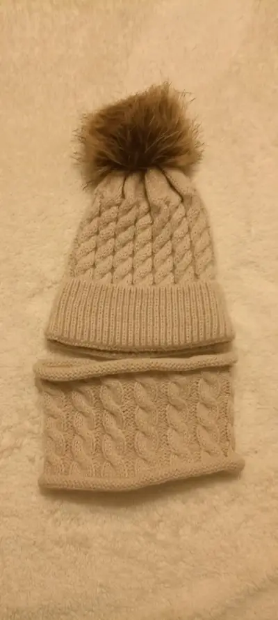 Gorro de lana beige con pompón - miniatura 1
