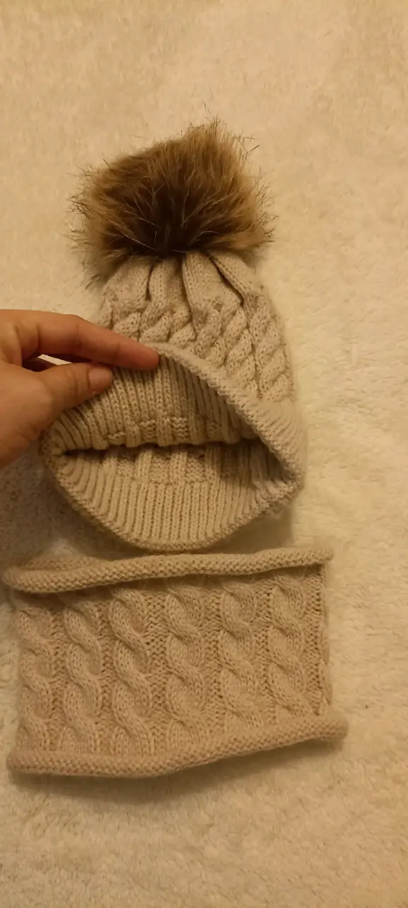 Gorro de lana beige con pompón - 2