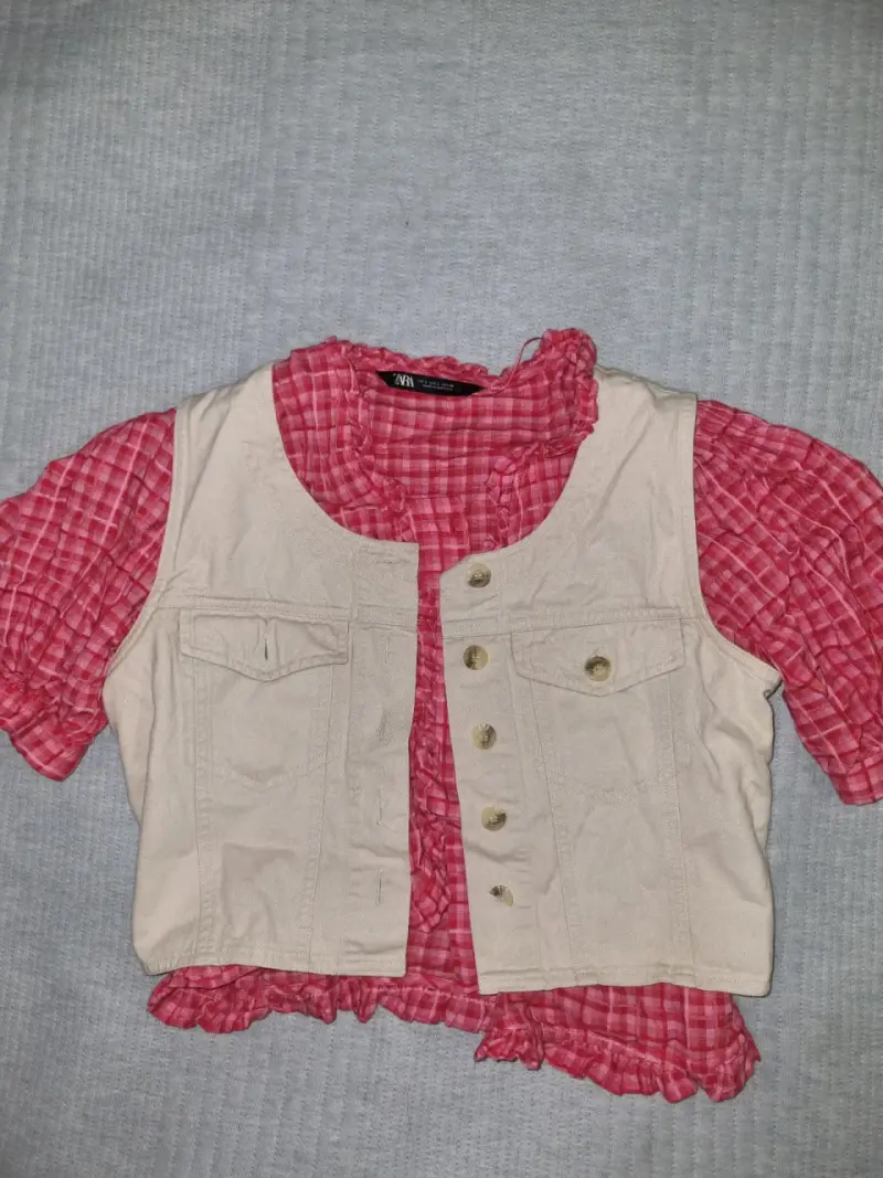 Chaleco beige y blusa roja