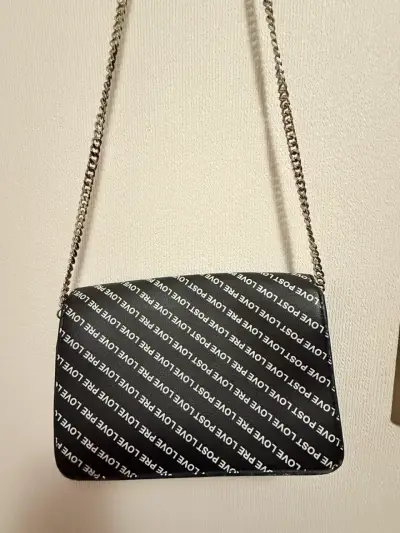 Cartera negra con cadena - miniatura 2