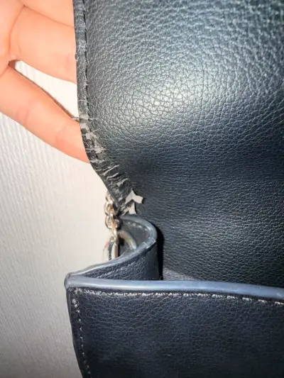 Cartera negra con cadena - miniatura 4