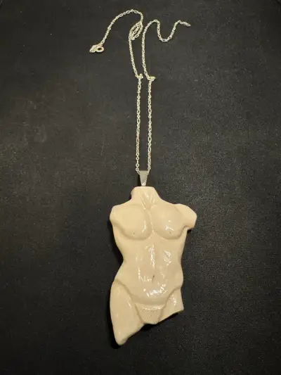 Collar con colgante cuerpo femenino - miniatura 1