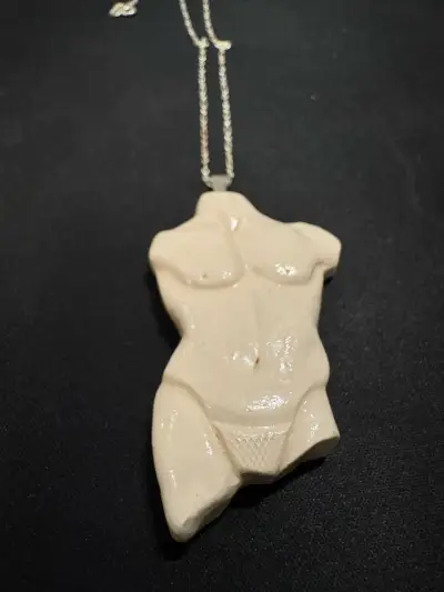 Collar con colgante cuerpo femenino - miniatura 2