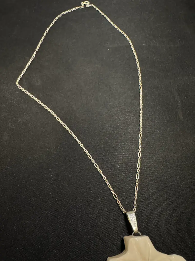 Collar con colgante cuerpo femenino - 3
