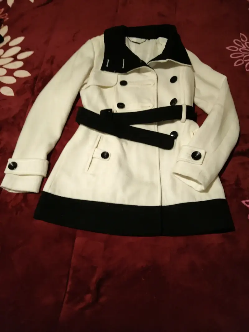 Abrigo blanco con detalles negros
