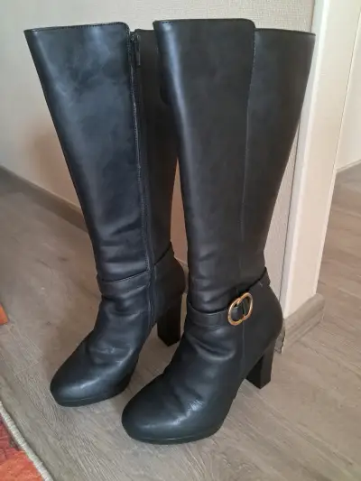 Botas negras de cuero alto - miniatura 1