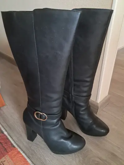 Botas negras de cuero alto - miniatura 2