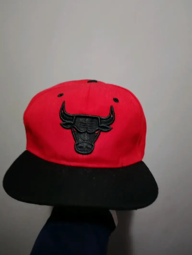 Gorra roja negra bulls