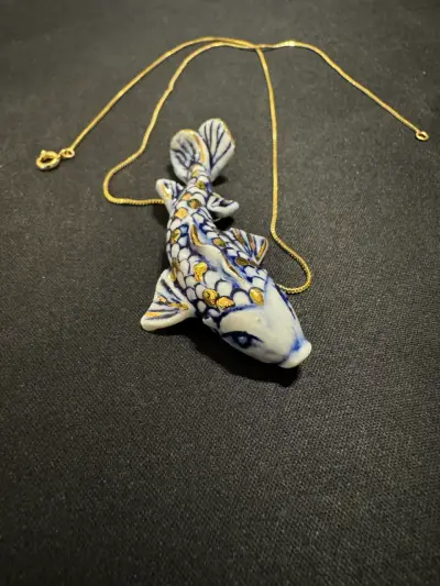 Collar con colgante pez cerámico y oro - miniatura 2