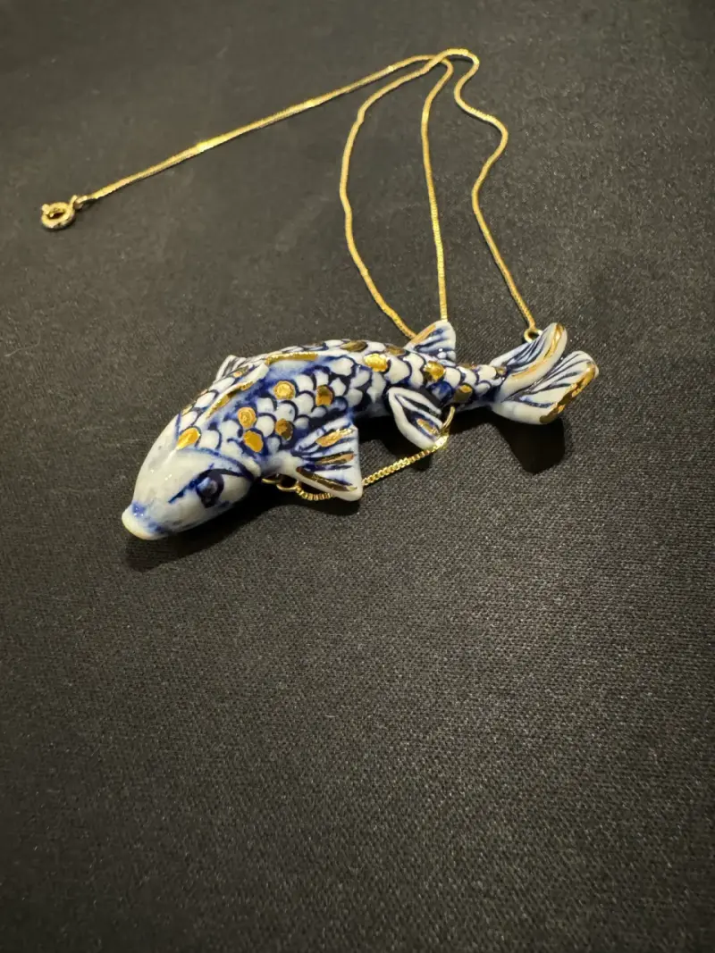 Collar con colgante pez cerámico y oro - 3