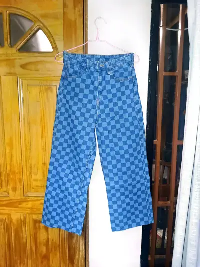 Jeans con diseño a cuadros - miniatura 1