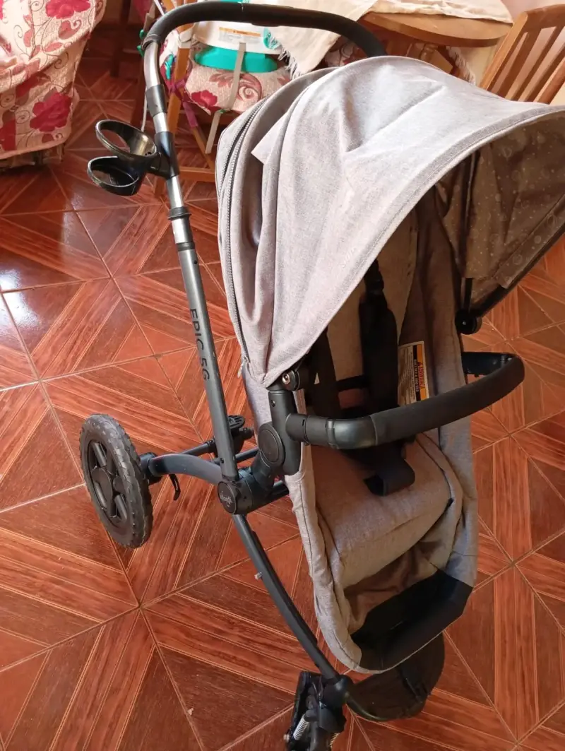 Coche de bebé gris - 2