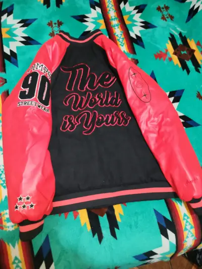 Chaqueta varsity negra y roja - miniatura 3