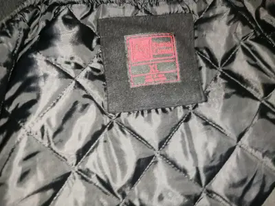 Chaqueta varsity negra y roja - miniatura 5