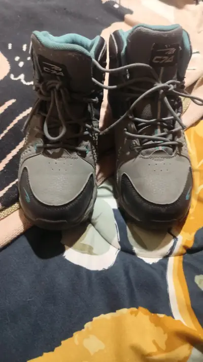 Botas de trekking grises - miniatura 1