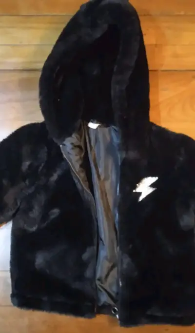 Chaqueta peluda con capucha - miniatura 2