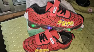 Zapatillas Spiderman con luces - miniatura 2