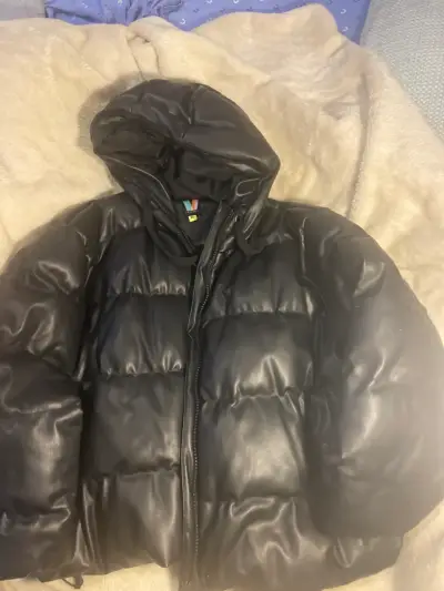Chaqueta acolchada negra con capucha - miniatura 1