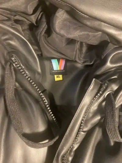 Chaqueta acolchada negra con capucha - miniatura 2