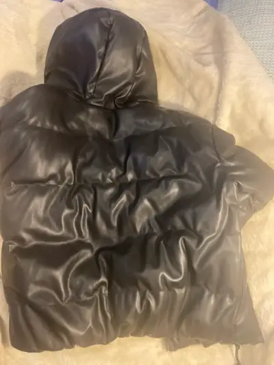 Chaqueta acolchada negra con capucha - miniatura 3