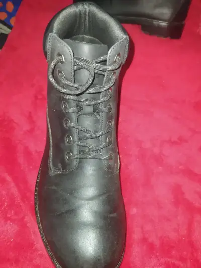 Botas negras de cuero - miniatura 4