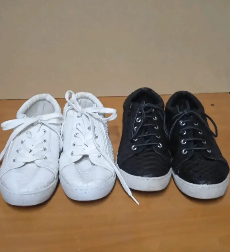 Zapatillas casuales blancas y negras - 1